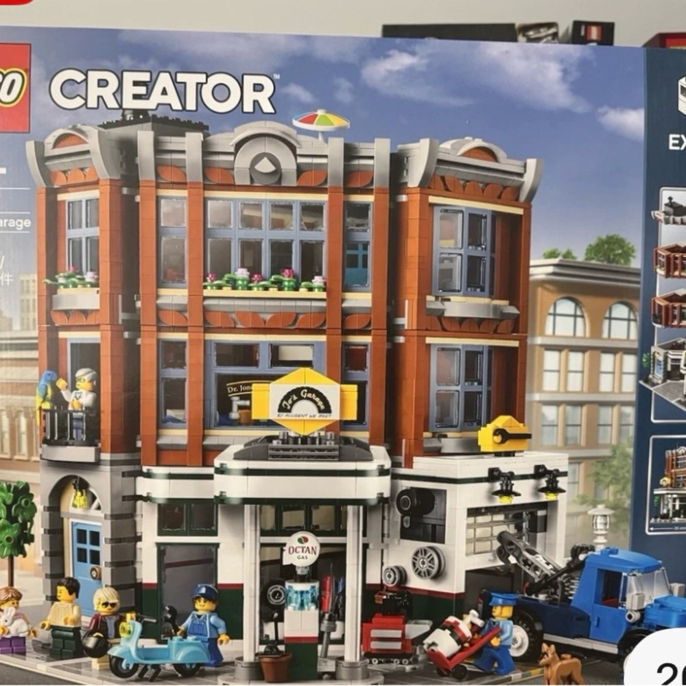 LEGO Creator Expert City Corner Garage Building Set